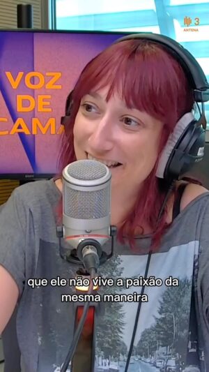 Ana Markl Instagram - Com base no livro “Perder-se” de Annie Ernaux, @ana_markl e eu dissertámos, no nosso último episódio antes de férias, sobre os diferentes níveis de intensidade, envolvimento e “apagamento individual” com que homens e mulheres vivem as suas paixões.

O que sentes sobre este tema?

(E QUEM TAMBÉM JÁ MORRE DE SAUDADES DE VOZ DE CAMA COMENTA COM 🌈🌈🌈)

@antena3rtp