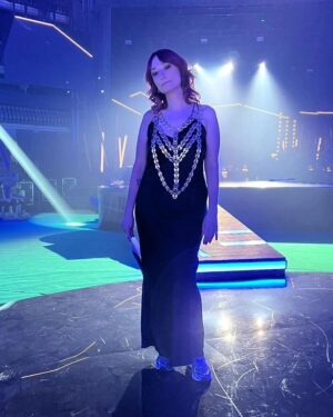 Ana Markl Instagram - Fazer televisão em directo é como entrar num comboio em andamento e sair e voltar a entrar, sem parar em nenhuma estação ou apeadeiro. 

Mas ontem, ao fazer a gala dos Prémios Play, eu sabia que ia estar em casa - não só porque fui levada por uma equipa do caraças, mas porque estavam naquelas mesas muitas pessoas que fazem parte da minha história no jornalismo musical e na rádio. Passei a noite a amaciar os nervos trocando acenos, palavras ou apenas olhares ternos com gente tão boa - artistas, malta das editoras, amigos desta vida da comunicação - que foi como se estivesse rodeada de almofadinhas humanas. 

Obrigada à @rtppt e aos @playpremiosdamusicaportuguesa. 

Obrigada à minha rádio @antena3rtp, que eu tenho boa cara é para fazer rádio. Mas o @filipecarrico_styling deu a volta.

E não sei como mais agradecer às manas @joanagama, companheira de nervos e de Prince, e @filomenacautela, nossa Obi-wan. 

💜