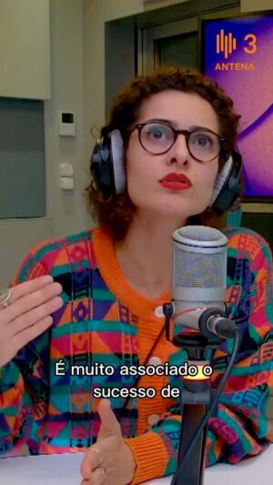 Ana Markl Instagram - O que é uma relação de sucesso? Será a sua duração que o define? É ouvirem o episódio de Voz de Cama de hoje no link da bio ou no YouTubeee 💛🌈

@antena3rtp 

#vozdecama