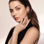 Ana de Armas Instagram - 🌸 @francescaamfitheatrof ‘s #Blossom collection x @louisvuitton 🌸