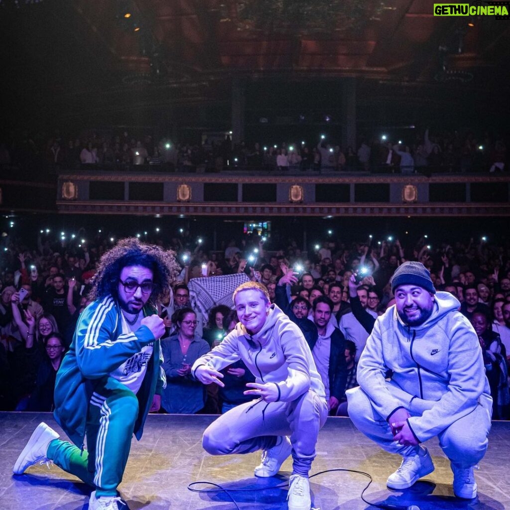 Anas Hassouna Instagram - Lundi dernier avait lieu le meilleur spectacle de ma vie avec les amis @oussaoui et @profil_interessant Merci à tous ceux qui remplissent nos salles, c’est grâce à vous qu’on vit la magie chaque soir. Merci à @groupeentourage et particulièrement @elodielefebvre05 L’aventure continue ❤️ dates de spectacle dans ma bio @yass.bdx à la 📸