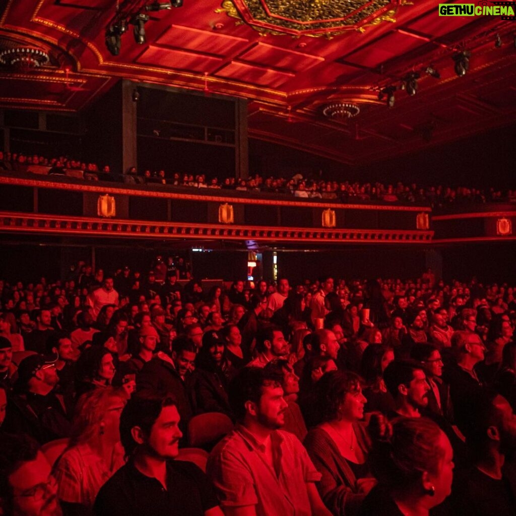 Anas Hassouna Instagram - Lundi dernier avait lieu le meilleur spectacle de ma vie avec les amis @oussaoui et @profil_interessant Merci à tous ceux qui remplissent nos salles, c’est grâce à vous qu’on vit la magie chaque soir. Merci à @groupeentourage et particulièrement @elodielefebvre05 L’aventure continue ❤️ dates de spectacle dans ma bio @yass.bdx à la 📸