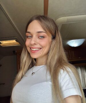 Anastasia Krylova Instagram - а тебе какая Настя нравится больше ?🤭 
1,2,3,4,5?🫠 
#анастасиякрылова #актриса