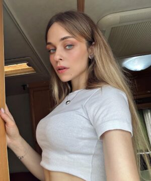 Anastasia Krylova Instagram - а тебе какая Настя нравится больше ?🤭 
1,2,3,4,5?🫠 
#анастасиякрылова #актриса