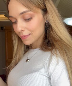 Anastasia Krylova Instagram - а тебе какая Настя нравится больше ?🤭 
1,2,3,4,5?🫠 
#анастасиякрылова #актриса