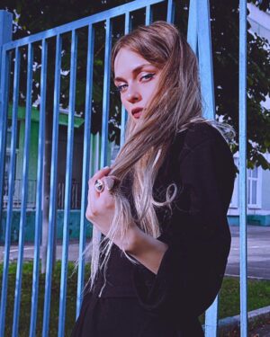 Anastasia Krylova Instagram - вышла за хлебом 2 
в @batnorton 
кроссы @hoverover.msk 
🖤🤍 
со мной ходила @cheraveraa 
#анастасиякрылова