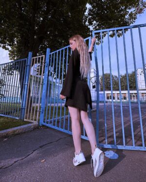 Anastasia Krylova Instagram - вышла за хлебом 2 
в @batnorton 
кроссы @hoverover.msk 
🖤🤍 
со мной ходила @cheraveraa 
#анастасиякрылова