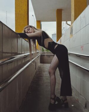 Anastasia Krylova Instagram - вышла за хлебом 
в @batnorton 
макияж @liatunik 
🖤🤍 
со мной ходила @cheraveraa
#анастасиякрылова