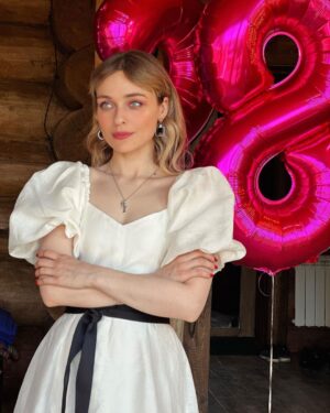 Anastasia Krylova Instagram - Спасибо каждому за доброе слово! Это важно для меня и ценно. 
Жить. Любить. Творить. 
#анастасиякрылова #др @charuel_official