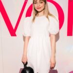 Anastasia Krylova Instagram - На ежегодной ярмарке «АРТ МОСКВА» @the_voice_mag 💖 @karishagee кому интересно, рюкзак @batnorton_msk 😎 @batnorton #анастасиякрылова