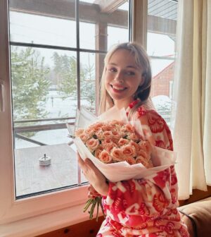 Anastasia Krylova Instagram - самый подходящий день для таких фото 😀🌸 
с праздником, милые дамы ☀️❤️