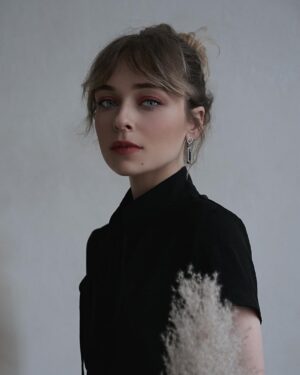 Anastasia Krylova Instagram - вы позвоните мне в четверг. 
может быть, в четверг я снова поверю в любовь. но, возможно, не в этот.
четверг

фото @harlley_anna