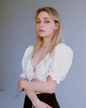 Anastasia Krylova Instagram - зима. люблю тебя. 
читаю, работаю, пью чай,смотрю на снег за окном, ловлю снежинки ртом. 

зима.

Фото @harlley_anna