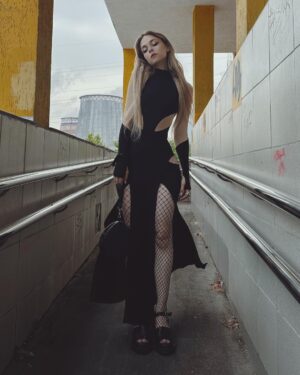 Anastasia Krylova Instagram - вышла за хлебом 
в @batnorton 
макияж @liatunik 
🖤🤍 
со мной ходила @cheraveraa
#анастасиякрылова