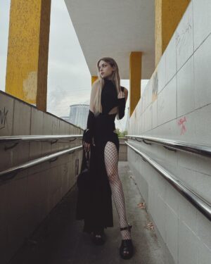 Anastasia Krylova Instagram - вышла за хлебом 
в @batnorton 
макияж @liatunik 
🖤🤍 
со мной ходила @cheraveraa
#анастасиякрылова