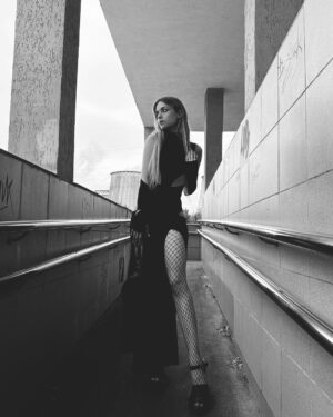 Anastasia Krylova Instagram - вышла за хлебом 
в @batnorton 
макияж @liatunik 
🖤🤍 
со мной ходила @cheraveraa
#анастасиякрылова