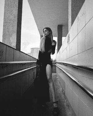 Anastasia Krylova Instagram - вышла за хлебом 
в @batnorton 
макияж @liatunik 
🖤🤍 
со мной ходила @cheraveraa
#анастасиякрылова