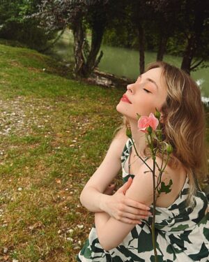 Anastasia Krylova Instagram - Ярко и по-летнему? Да, мне тоже нравится 😎🌸

Все образы на фото – из новой коллекции @ostin_official. Стильные новинки раскрывают внутреннюю красоту каждой девушки и заряжают летним настроением ☀️

Кстати в этом месяце O’STIN отмечает день рождения – уже 20 лет в России 🤪☀️ Делитесь своими классными летними образами от O’STIN и обязательно ставьте хэштег #OSTINLOOK 

А еще весь июнь можно участвовать в игре Forever young от бренда. Для этого скачивайте приложение O'STIN и следите за объявлением победителей в прямых эфирах ВКонтакте. Тысячи подарков для всех участников уже ждут вас! 🎁

Молодость и красота – в душе каждой из нас 🌸✨

#OSTIN20 #HappyBirthdayOSTIN