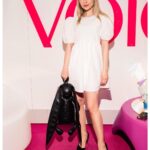 Anastasia Krylova Instagram - На ежегодной ярмарке «АРТ МОСКВА» @the_voice_mag 💖 @karishagee кому интересно, рюкзак @batnorton_msk 😎 @batnorton #анастасиякрылова