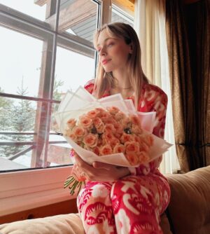 Anastasia Krylova Instagram - самый подходящий день для таких фото 😀🌸 
с праздником, милые дамы ☀️❤️