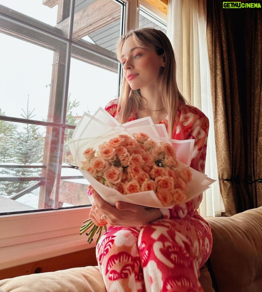 Anastasia Krylova Instagram - самый подходящий день для таких фото 😀🌸 с праздником, милые дамы ☀️❤️