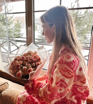 Anastasia Krylova Instagram - самый подходящий день для таких фото 😀🌸 
с праздником, милые дамы ☀️❤️