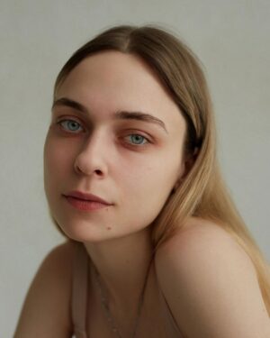Anastasia Krylova Instagram - сделали с @harlley_anna фото без макияжа СОВСЕМ🫣, без фш 
наша задача была «как есть» 
макияж и всякие приблуды:))… очень меняют меня и я могу перевоплощаться в совершенно разные и противоположные образы) 
а мы хотели передать цвет моего коричневого пигмента вокруг глаз:)
передать настоящий цвет глаз без фильтров, хотя за счёт света они меняются :)
белые кончики моих ресниц, которых не видно, если не накрасить:) 
в общем, теперь, если вы увидите меня на улице без мейка, вы тоже меня узнаете 🫣😘🥰