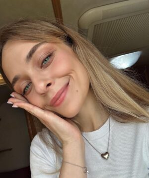 Anastasia Krylova Instagram - а тебе какая Настя нравится больше ?🤭 
1,2,3,4,5?🫠 
#анастасиякрылова #актриса