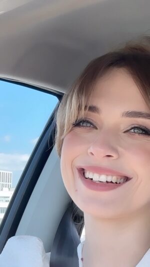Anastasia Krylova Instagram - все хорошо. просто настроение в течении дня 😎😅🤍 
#анастасиякрылова