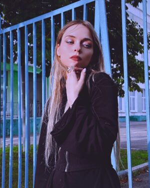 Anastasia Krylova Instagram - вышла за хлебом 2 
в @batnorton 
кроссы @hoverover.msk 
🖤🤍 
со мной ходила @cheraveraa 
#анастасиякрылова