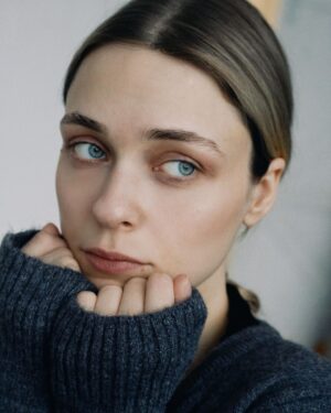 Anastasia Krylova Instagram - Глянула свой инстаграм, по моему скромный инстаграм, по сравнению с молодыми блогерами или публичными людьми. и в кино у меня дублёры… ну что за скромняшка☺️ 
P.S жду хейтеров 

Фото @shesterrnina 
#анастасиякрылова #актриса