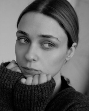 Anastasia Krylova Instagram - Глянула свой инстаграм, по моему скромный инстаграм, по сравнению с молодыми блогерами или публичными людьми. и в кино у меня дублёры… ну что за скромняшка☺️ 
P.S жду хейтеров 

Фото @shesterrnina 
#анастасиякрылова #актриса