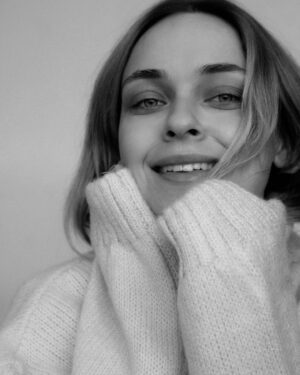 Anastasia Krylova Instagram - Глянула свой инстаграм, по моему скромный инстаграм, по сравнению с молодыми блогерами или публичными людьми. и в кино у меня дублёры… ну что за скромняшка☺️ 
P.S жду хейтеров 

Фото @shesterrnina 
#анастасиякрылова #актриса