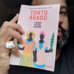 André Gabeh Instagram - TORTO ARADO Acabei de ler. Um livro cinematográfico, cinestésico. Um clássico moderno que fala de um Brasil atemporal, profundo, dolorido e muito poético. Personagens incríveis, mas destaco as protagonistas: duas irmãs áridas como a terra em que vivem e suas sagas cheias de seca, vida, morte e misticismo. Itamar escreve sem firula, sem derramamentos, mas seu trabalho parece vir de uma escrita que foi sovada várias vezes e posta pra descansar e crescer úmida e silenciosamente. Amei. Recomendo muito #resenhassonsas #resenhaliteraria #livro #livros #amoler #literatura #literature #book #books Sertão