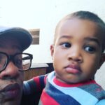 André Gabeh Instagram - Aniversário do meu príncipe lindão. Eu sei exatamente o momento em que me apaixonei pelos meus erês (sobrinhos e afilhados). Os amei desde que estavam nas barrigas de suas mães, mas tem aquele momento em que nossas almas se conectam e, em eletricidade luminosa, nos reconhecemos. Com Max foi assim: ele estava pintando o sete, tocando o terror... Achou que eu ia brigar com ele por causa de uma bobagem que toda criança faz. Eu não liguei a mínima, mas infelizmente acabei com a cena que ele preparara. Sem conflito não há drama e eu não vou brigar com erê porque fez erezice. Mas Max não é dos fracos, veio em minha direção e falou - ele era bem pequeno mesmo, gente. Tudo isso ele falou em bebeiês - "todo mundo briga comigo". Falei que não era assim. Eu mesmo só ficava triste quando ele fazia alguma coisa muito feia. Dramboy continuou"Sabe porque eu faço isso?", disse que não sabia e ele me respondeu "porque sou um animal noturno". Pausa pra perplexidade . Os outros familiares rindo da frase improvável. Max só me olhou dentro do olho e riu sonso. Ali a gente virou tio e sobrinho diante dos deuses malucos. Desde então o amor só cresce. Te amo, meu negão. P.s: É lindo, né?