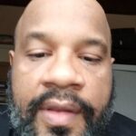 André Gabeh Instagram - Eu não tenho nada a esconder de ninguém, gente! Nada. Quer comentar nos meus posts? Comente. Sou apenas um grão de areia no meio desse vendaval. Me dei o direito de fazer uma denuncia baseado em fatos e evidências. É meu direito. Incomodei a ponto de ser demitido e estou incomodando de novo só porque estou contando as verdades do que me aconteceu. Não comecei a ser pessoa pública há dois dias. São pelo menos 21 anos que estou por aí e não preciso provar meu caráter pra ninguém. Pra ninguém mesmo. Mas devo satisfações porque o público que segue consome meus produtos e faço questão que eles saibam que estão apoiando um artista decente. E comigo não tem essa de "quem me conhece sabe" porque eu mesmo posso falar por mim: Tenho muito caráter e estou tranquilíssimo. Quer falar de mim? Pode falar! Eu sei que não posso competir com pessoas com mais poder e público do que eu. Mas ao meu lado eu tenho eu mesmo, minha história humilde e limpa e também meus amigos. Pode falar o quanto quiser. Não entrarei em guerras de narrativas. Minha preocupação é estar forte para ajudar minha mãe que precisa de mim e me manter leal ao que acredito. Só uma coisa: Eu não estou sozinho nessa. Essas denúncias não partem só de mim. Portanto não tenho que provar nada. Os fatos e provas falam por si. A única coisa pela qual posso ser acusado é de ter falado a verdade e de ter me defendido. Querem promover linxamento público? Façam. Eu alimento meu Axé para ter forças diante das intempéries. Em casos assim é para ancestralidade que tenho que prestar contas. Desejo sucesso.