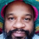 André Gabeh Instagram - Nos subúrbios do Rio, atravessamos desafios de troncos aos risos. O diverso é preciso é fronte e fonte  de alegrias e energias que se unem sob a mesma voz. Ubuntu é a prática do verdadeiro nós por nós! Entre nessa corrente, como o nosso irmão @euandregabeh ♥️🤜🏾🤛🏾♥️ Ubuplay é diversidade em movimento! #AndreGabeh #ubuplay #streaming #cinemasnegros #plataforma #negritude #CulturaRio #Foca #institutobrzdonanenem #faperj #ppgcineuff