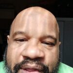 André Gabeh Instagram - Segundo brancos cheios de superioridade religiosa, nós negros somos culpados pelo ra.cis.mo que recebemos porque também fomos ra.cis.tas em vidas passadas e estamos pagando. Tá bom pra vocês? A página é @umbanda_ead O maravilhoso professor que simplesmente tenta levar lucidez mínima pra essa gente suprema.cista religiosa é @professor.sidnei Cheguei até a esse bueiro epistemológico através de um post de @fabriciooliveirarj Bom domingo a todos