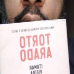 André Gabeh Instagram - TORTO ARADO Acabei de ler. Um livro cinematográfico, cinestésico. Um clássico moderno que fala de um Brasil atemporal, profundo, dolorido e muito poético. Personagens incríveis, mas destaco as protagonistas: duas irmãs áridas como a terra em que vivem e suas sagas cheias de seca, vida, morte e misticismo. Itamar escreve sem firula, sem derramamentos, mas seu trabalho parece vir de uma escrita que foi sovada várias vezes e posta pra descansar e crescer úmida e silenciosamente. Amei. Recomendo muito #resenhassonsas #resenhaliteraria #livro #livros #amoler #literatura #literature #book #books Sertão