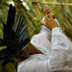 André Gabeh Instagram - #TBT de 2016. Material fotográfico de O JARDIM DE ANDRÉ. Amo essa foto tirada pela gênia @sandralopesfotografia Essa máscara de penas foi feita por mim. Não tem pena de nenhum animal, foi toda feita com papel e tinta metalizada para dar a ilusão de ser um pena furta_cor. A camisa também foi desenhada por mim. Acho tudo tão bonito... Agora estou preparando os visuais de XIRÊ DE OBORÓ. Vou fazer só lindezas e deslumbrancias. É cada ideia que passa pela minha cabeça... #Axé #Axe #Arte #Art #Foto #fotografia #photo #photography #Music #Musica #Amor #Love #Amizade Campinas, São Paulo