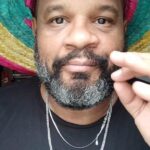 André Gabeh Instagram - Olha eu na SUBURBANOS DA DEPRESSÃO! Tô grelhando. Pera! Antes anota minha chave piquici: okvocevenceu@gmail.com Parece remela, né? Mas é alergia. Coloco pomada e meu olho fica descamando. Releva. Seguindo. Desculpe estar sendo repetitivo. Juro que só volto ao assunto em 2024. Tô vendendo coisas lindas e legais para levantar uma grana e com ela fazer um CD bem macumbal homenageando os Oborós, Orixás masculinos. Vai ficar uma coisa linda, minha gente! A partir de dez reais você já pode comprar sua cota e receber recompensas. Medo do Jornal Extra ver isso e dizer que estou abrindo um ADULTO ESPERANÇA pra mim, mas vocês tão vendo que não tem zeruoitocentos nenhum, né? Socorro. Eu vou enviando aos poucos, tá? Sou dono de casa e cuido de mãe. E nas pausas vejo um xvideos por motivos de SOCORRO. Mas mandarei tudo. Não dou golpe. Tô vendo o vídeo. Muito YAG, meu Deus. Ahahaha Muito obrigado @suburbanodadepressao e @vitorsuburbanorj . Amo vocês. Vamos aos esquemas R$ 10,00 ganha 2 ilustrações digitais R$ 20,00 ganha 3 ilustrações digitais R$ 30,00 a 49,00 ganha 4 ilustrações R$ 50,00 ganha 4 ilustrações digitais e exemplar físico de um cordel sobre EXU R$ 80,00  ganha 4 ilustrações mais  as edições  físicas dos cinco cordéis da primeira leva: Exu, Ogum, Oxossi, Oxumarê e Obaluaê. R$ 100,00 ganha 4 ilustrações digitais mais Uma aula de escrita criativa comigo. Aula com entre 50 minutos e uma hora de duração. R$ 150,00 ganha  5 ilustrações, mais a aula e mais os cinco cordéis. Fofo, né? Mas tem que mandar o comprovante pro email vaquinhadoandrezinho@gmail.com Se não mandar o comprovante especificamente para esse email eu não tenho como te enviar nada. Eu sei que o Pix tem uma chave que também é um email (okvocevenceu@gmail.com), mas o comprovante é para mandar para o email vaquinhadoandrezinho@gmail.com Entenderam? E não fica com essa de achar que dez reais é pouco. É uma maravilha e vcs ainda vai ganhar arte em troca. Muito obrigado mesmo. Axé #NuncaFoiSorteSempreFoiMacumba Nota mental: Preciso fazer um lifting