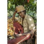 André Gabeh Instagram - Vou usar o comecinho do outro posto, tá? Há alguns anos as pessoas diziam que não havia muitos negros fazendo novela ou cinema nacional porque não existiam bons atores negros. As pessoas falavam isso sem o menor constrangimento e na frente de qualquer um. Eu mesmo ouvi essa frase de alguns atores brancos e eles juravam que estavam falando algo inofensivo e inocente. SEMPRE EXISTIRAM GRANDES ARTISTAS NEGROS. ARTISTAS GENIAIS E GRANDIOSOS. SEMPRE EXISTIRAM. O que não existiam eram oportunidades. Eu já tinha visto esse ator em alguns programas de humor. Os programas não me agradavam - coisa minha, direito meu - e acabava que não conseguia prestar muita atenção nele. Mas em RENASCER, quando ele aparece, eu não consigo prestar atenção em mais nada HAHAHAHHA (PELO AMOR DE DEUS, NÃO ESTOU DANDO MOLE. NÃO HA PIRANHISMO NESSES MEUS POSTS ENALTECENDO OS IRMÃOS. SOU PHYNO) A expressividade de milhões. E não tem exagero, firula, bengala. É saber fazer e brilhar. Talento puro. Seu nome é EVALDO MACARRÃO e seu personagem é JUPARÁ. Maravilhoso, não é?
