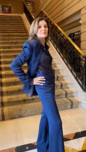 Andrea Frigerio Instagram - Fin de un día intenso.
Hoy tuvimos un Junket de prensa presentando #LaExtorsión ,un policial fabuloso dirigido por @martinozaidelis protagonizado por el gran #GuillermoFrancella ,con @pablorago72 @carportaluppi #guillermoarengo #monicavilla @albertoajaka 
St.@vickii_miranda
Pelo @elviobichi Para @elite_estudio 
Make up: @bettinafrumboli 
Ya se que quieren saber de donde es este  traje IN CRE Í BLE:
Siiii @menage_a_trois_boutique 
@ameliasaban que colección espectacular!!
La Extorsión la pueden ver a partir del 6 de Abril sólo en cines.