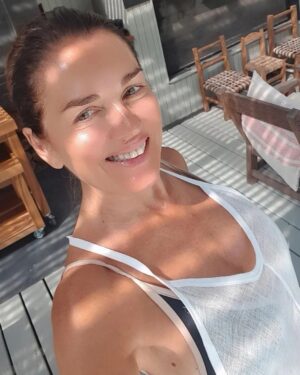 Andrea Frigerio Instagram - Necesitamos descansar después de un año de mucho trabajo 🦋.
Yo, en 2022 hice una serie,6 películas( ya verán todo durante 2023),me tocó viajar, por los rodajes, por todo el mundo y por nuestro divino país,en fin,cansancio mucho,muchísimo, pero del lindo.😅
Durante 2022 es cierto que estuve mucho menos tiempo en las redes,les juro que no me daba el día,me levantaba de madrugada y volvía exhausta a la noche.
Se acuerdan los vivos que hacíamos durante la pandemia?,con profesionales súper interesantes? algunos vivos que nos moríamos de risa también jjjajaja🤣🤣🤣🤣🤣
Por suerte ese tiempo tan difícil para todos ya pasó ( parece que hace mucho pero no fue hace taaaanto)pero mirando el lado positivo,en un punto es cierto que nos acercó un poco mas a todos o no?
Qué nos traerá este nuevo año? Espero que lindas sorpresas!🌟
Siempre que empieza un año estoy llena de ilusiones,desde que soy chica que me gusta mucho esta época del año!
Bueno,en fin,quería charlar un poco con ustedes...somos un montón y como saben me encanta compartirles las cosas que voy descubriendo en esta vida.
Para esta mañana de Enero elegí este vestido lindísimo de gasa de lino de @studiolbrand (entren a su ig, Laura tiene unas cosas Di vi nas!)
Para ustedes:
Transparencias si o no?
Para mi SI definitivo de día,en verano y con un lindo bikini o traje de baño abajo,para la playa o la pileta como este vestido súper fresco y delicado..
Pero....Para una fiesta,una comida ,de noche ,algo mas formal ... mmmmm.... las transparencias...a mi no me gustan tanto....no me parecen muy elegantes.. hay excepciones claro.
Que opinan?las leo
Feliz año,❤