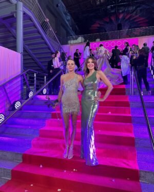 Andrea Frigerio Instagram - Entrando al # Martinfierrodelamoda con @finibocchino 
Gracias @vickii_miranda por el look de las dos
Vestidazos de @giacobbeofficial 
Pelo y make up @elviobichi para @elite_estudio