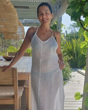 Andrea Frigerio Instagram - Necesitamos descansar después de un año de mucho trabajo 🦋.
Yo, en 2022 hice una serie,6 películas( ya verán todo durante 2023),me tocó viajar, por los rodajes, por todo el mundo y por nuestro divino país,en fin,cansancio mucho,muchísimo, pero del lindo.😅
Durante 2022 es cierto que estuve mucho menos tiempo en las redes,les juro que no me daba el día,me levantaba de madrugada y volvía exhausta a la noche.
Se acuerdan los vivos que hacíamos durante la pandemia?,con profesionales súper interesantes? algunos vivos que nos moríamos de risa también jjjajaja🤣🤣🤣🤣🤣
Por suerte ese tiempo tan difícil para todos ya pasó ( parece que hace mucho pero no fue hace taaaanto)pero mirando el lado positivo,en un punto es cierto que nos acercó un poco mas a todos o no?
Qué nos traerá este nuevo año? Espero que lindas sorpresas!🌟
Siempre que empieza un año estoy llena de ilusiones,desde que soy chica que me gusta mucho esta época del año!
Bueno,en fin,quería charlar un poco con ustedes...somos un montón y como saben me encanta compartirles las cosas que voy descubriendo en esta vida.
Para esta mañana de Enero elegí este vestido lindísimo de gasa de lino de @studiolbrand (entren a su ig, Laura tiene unas cosas Di vi nas!)
Para ustedes:
Transparencias si o no?
Para mi SI definitivo de día,en verano y con un lindo bikini o traje de baño abajo,para la playa o la pileta como este vestido súper fresco y delicado..
Pero....Para una fiesta,una comida ,de noche ,algo mas formal ... mmmmm.... las transparencias...a mi no me gustan tanto....no me parecen muy elegantes.. hay excepciones claro.
Que opinan?las leo
Feliz año,❤