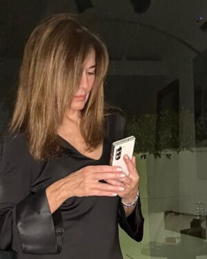 Andrea Frigerio Instagram - Ya tengo mi nuevo Galaxy Z Fold 5 y la verdad que estoy encantada! 

Puedo hacer selfies con la cámara principal mientras me veo en la pantalla, usar varias apps al mismo tiempo y obvio, mirar todos mis contenidos favoritos en su pantalla de 7,6 pulgadas!

Me encanta, vos también #UniteAlLadoFlex @samsungargentina