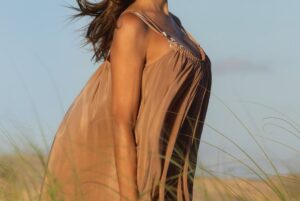 Andrea Frigerio Instagram - Buen día! Les comparto algunas de las fabulosas fotos que me hizo el genio de @terryjota para @holaarg .
En la extensa entrevista que me hizo @fefasanguinetti_ ( gracias, fue un placer conversar con vos!) les cuento muchas cosas que tal vez las inspire.
Después de un año de muchísimo trabajo me tomé unos días en la playa y en familia para recuperarme, tomar sol y disfrutar en cuerpo y alma de mis seres queridos, familia y amigos.
Durante todo el año siempre me cuida @medica_integral_ ( vitaminas, minerales y todo lo que me hace falta ) para estar en equilibrio y @elviobichi  para @elite_estudio para que mi pelo esté siempre impecable.
Acá en la playa el pelo estuvo en manos de @beautyvicky_  que es una genia! 
Lo que tengo puesto es de @paula.martini.ji ( el vestido corto de seda beige y el sombrero, la camisa blanca - las mejores camisas del mundo-con el pantalón azul) y el quimono de colores y el traje de baño de @anushkaelliot 
Me encantan estas dos talentosas diseñadoras!!
Les dejo el link en mi perfil( está el link de Roses are Roses y a continuación la nota completa de Hola)
También se los dejo en una historia.
Espero que la disfruten y leo sus comentarios siempre tan cariñosos!♥️ besos!