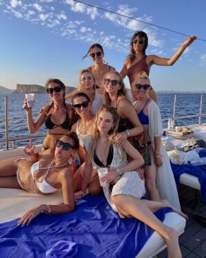 Andrea Kalousová Instagram - Uiiiiii. Zbožňuju vás moc. #henparty