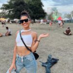 Andrea Kalousová Instagram - Tak jo, botičky jsme protancovaly jak se sluší a patří. Párkrát se ztratily a zase se našly. Bafaly na cizí lidi. Domů šly hodinu místo dvaceti minut. (WTF🤣) Měly pravý fesťákový nudle. Několikrát. Nechaly si kelímek na památku a festival zavřely se ctí v hodinách ranních. Jó, dobrý to bylo. :)))) Že jo vy tragedky:)))) @ivablazkova @dominiguue Beats4love